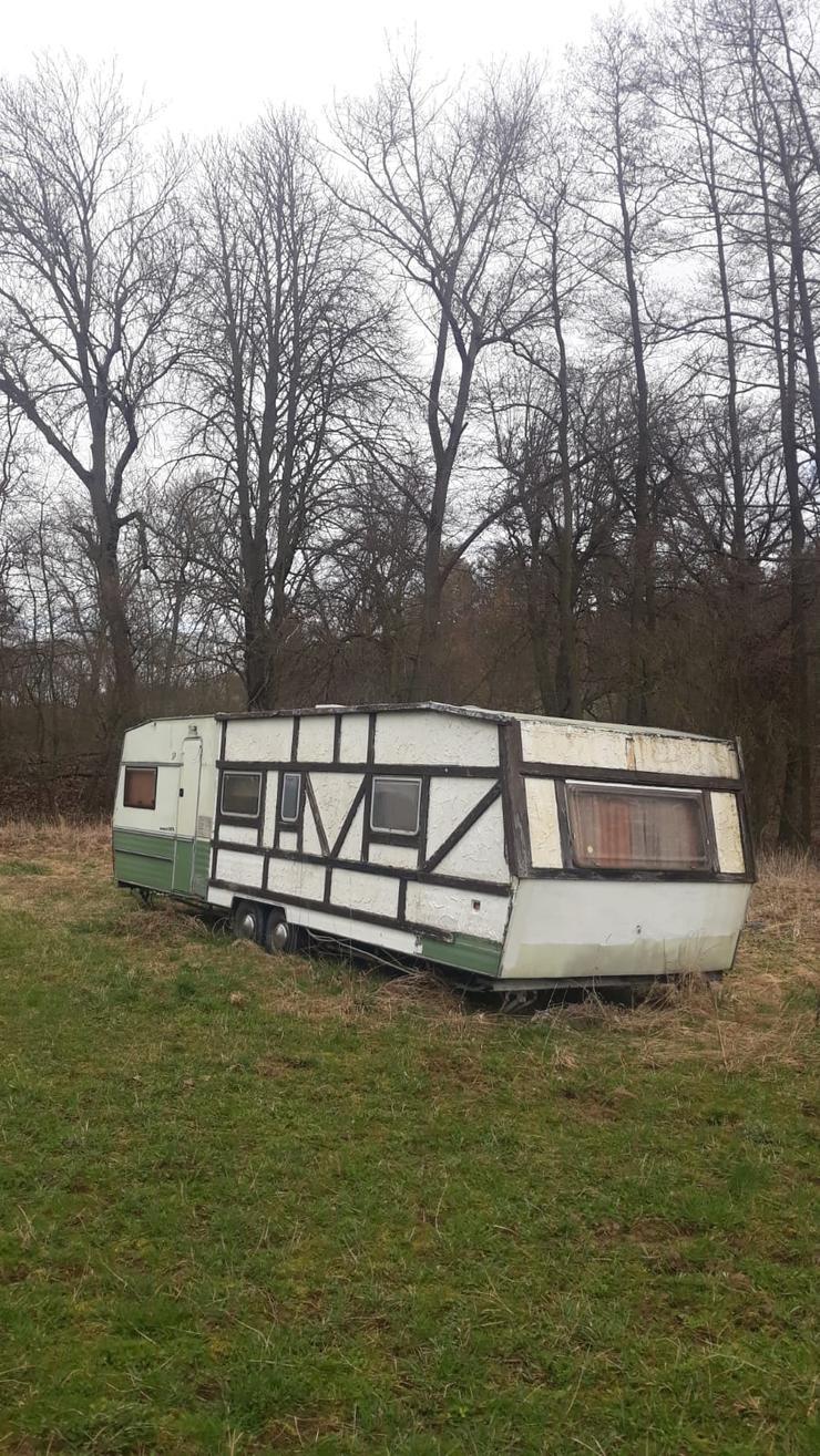 Karavany, ve kterých přespávají nezákonně lidé